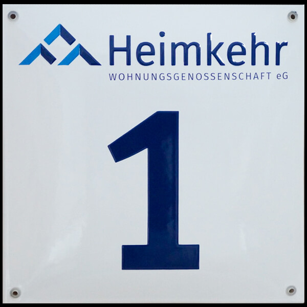 Quadratische Hausnummer mit Logo einer Wohnungsgenossenschaft