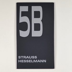 Moderne-Emaillehausnummer-mit-Name